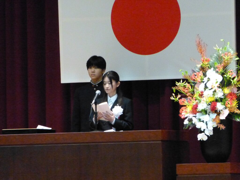 あいさつする生徒会長