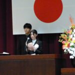 あいさつする生徒会長