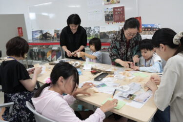 横野和紙でランプシェード作りに取り組む参加者＝岡山県津山市で