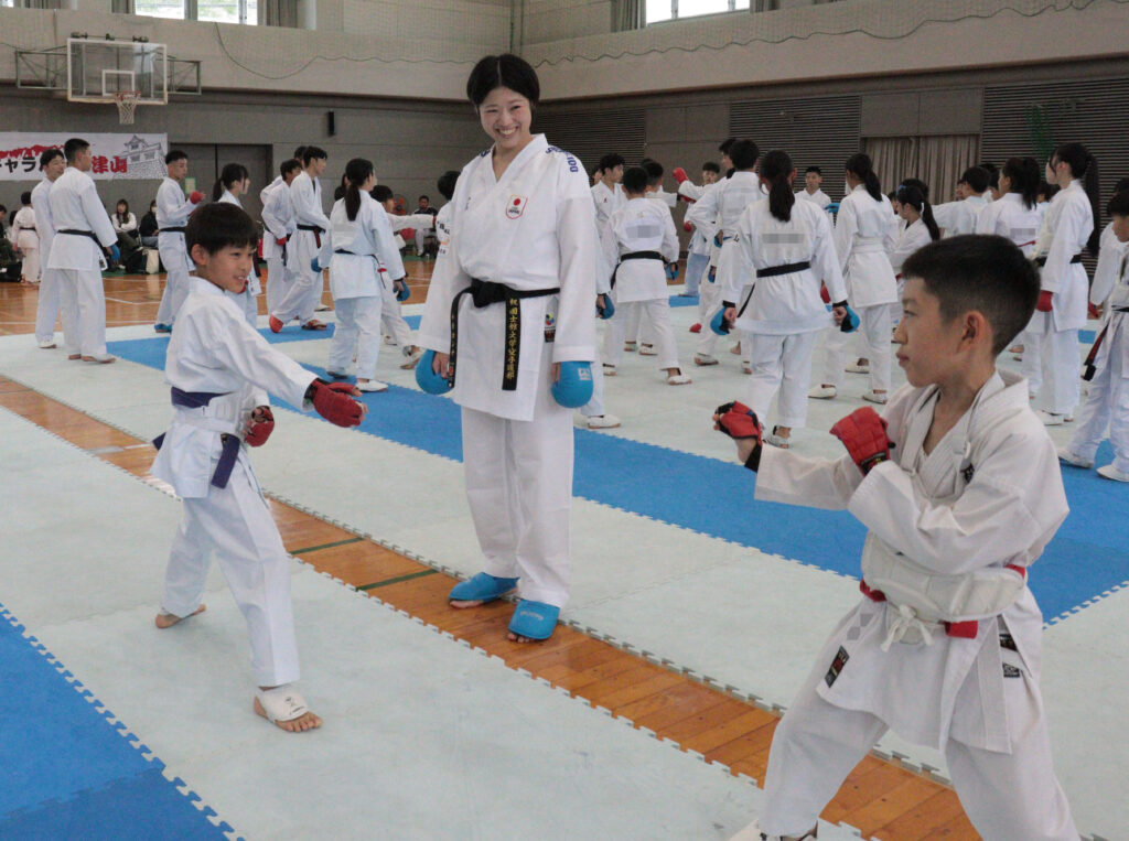子どもたちの動きを見守る永井選手