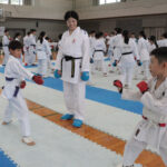 子どもたちの動きを見守る永井選手