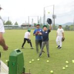 ボールのキャッチ練習に励む子どもたち=岡山県津山市で