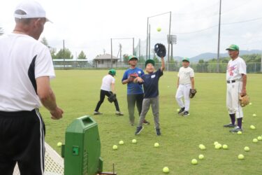 ボールのキャッチ練習に励む子どもたち=岡山県津山市で