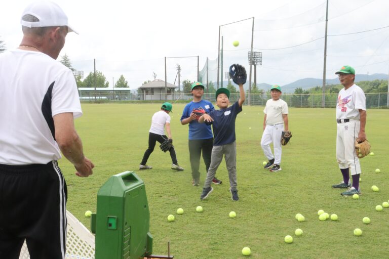 ボールのキャッチ練習に励む子どもたち=岡山県津山市で