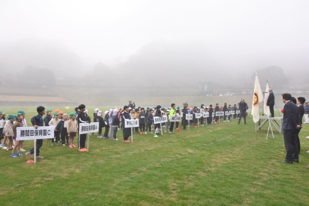 開会式で中尾会長のあいさつを聞く園児たち