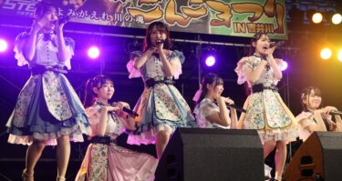 ステージでSTU48のメンバー