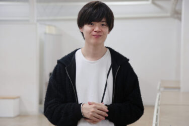 俳優・脚本家・演出家として活躍する小郷拓真さん