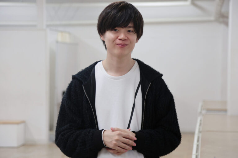 俳優・脚本家・演出家として活躍する小郷拓真さん