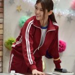 イベント記念の備前焼陶板に手形を押す、松村沙友里さん＝岡山県岡山市