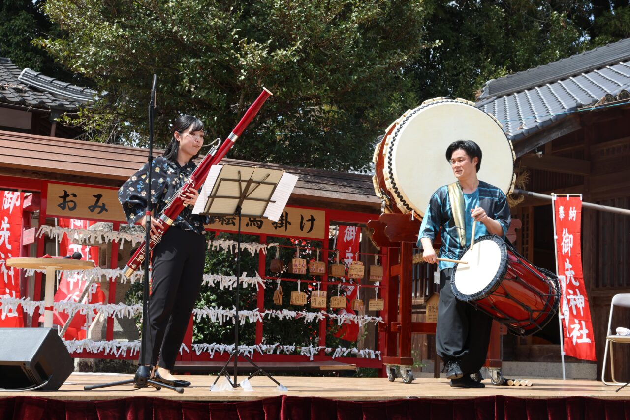 坂本さんと廣幡さんによる奉納演奏=岡山県津山市で